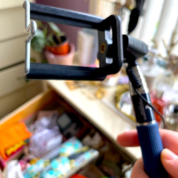 ABERCROMBIE & FITCH SELFIE STICK - CONNECTS TO PHONE! - Picture 1 of 4